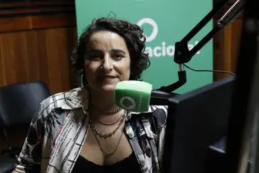 Rio de Janeiro (RJ) 29/04/2024 – A narração de um gol por Luciana Zogaib, da equipe de Esportes da Empresa Brasil de Comunicação (EBC), veiculada na Rádio Nacional, foi premiada no festival de cinema de futebol Cinefoot. Foto: Fernando Frazão/Agência Brasil
