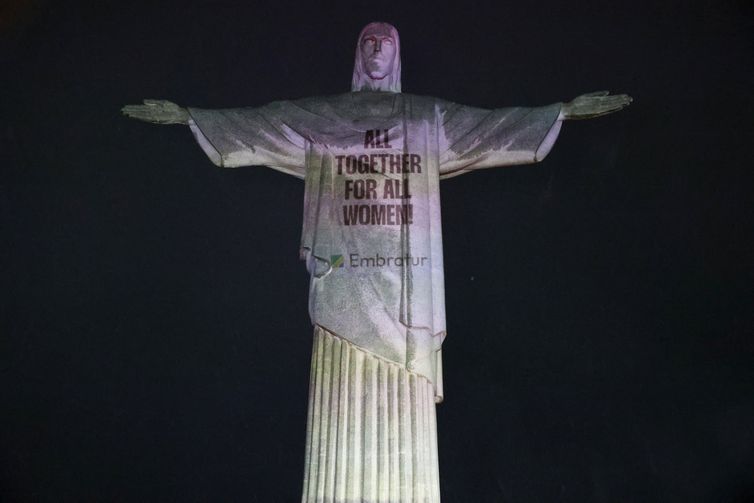 Rio de Janeiro (RJ), 04/03/2026 - Lançamento da campanho Feminicídio Nunca Mais, organizada pela NO MORE Foundation, Agência Brasileira de Promoção Internacional do Turismo - Embratur e Empresa Brasil de Comunicação - EBC, no monumento do Cristo Redentor.  Foto: Rovena Rosa/Agência Brasil