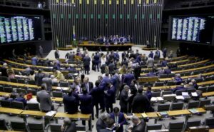 Câmara conclui discussão de projeto sobre combate a incêndios florestais; votação é adiada - Notícias