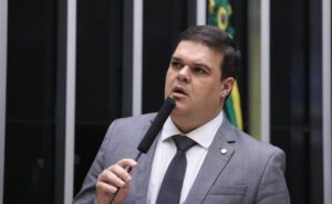 Comissão aprova pena maior para crime cometido com uso de IA contra idoso e pessoa com deficiência - Notícias