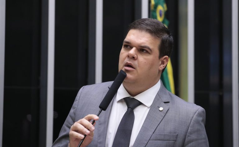 Comissão aprova pena maior para crime cometido com uso de IA contra idoso e pessoa com deficiência - Notícias