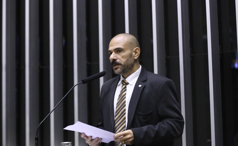 Comissão aprova projeto que permite demissão indenizada em caso de sofrimento psicológico - Notícias