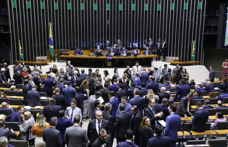 Deputados aprovam texto-base de projeto que facilita combate a incêndios florestais; acompanhe - Notícias