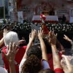 Fiéis de São Jorge e Ogum ocupam as ruas do Rio em festa sincrética