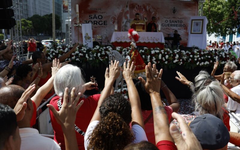Fiéis de São Jorge e Ogum ocupam as ruas do Rio em festa sincrética