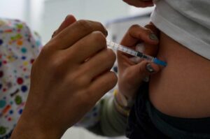 Hospital Infantil de Florianópolis registra aumento de doenças respiratórias e Saúde reforça vacinação contra a gripe