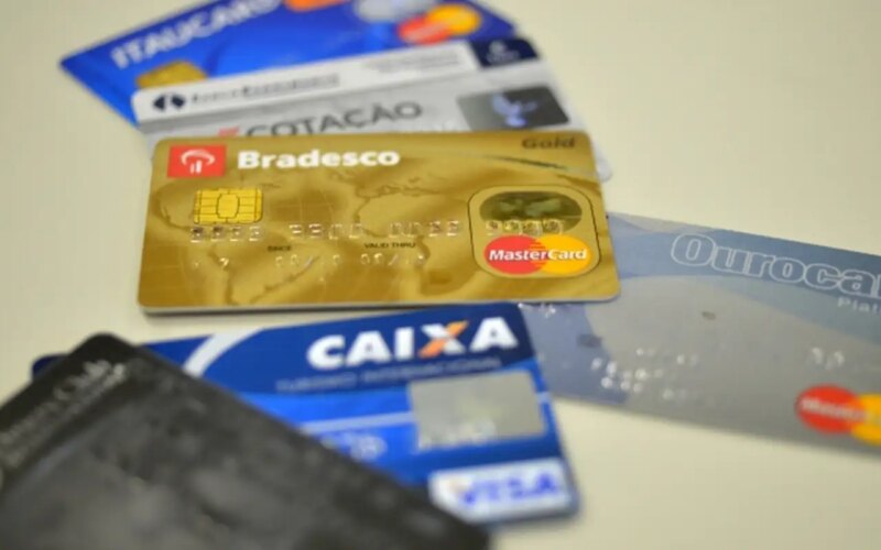 Juros do cartão de crédito rotativo avançam e chegam a 445% ao ano