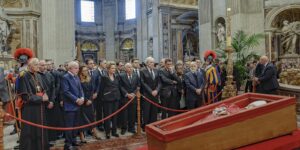 Lula presta homenagem ao papa Francisco em velório no Vaticano