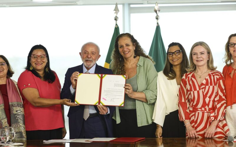 Lula sanciona leis para proteção de direitos das mulheres