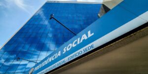 Mensagens falsas prometem ressarcimento de descontos a aposentados