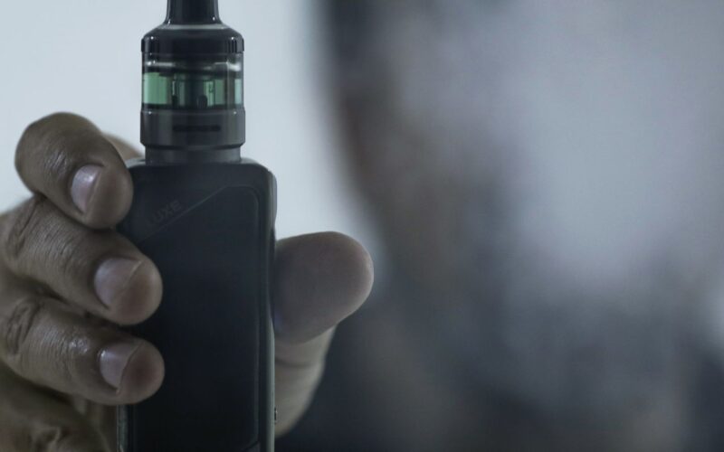 Plataformas devem remover propagandas de cigarros eletrônicos