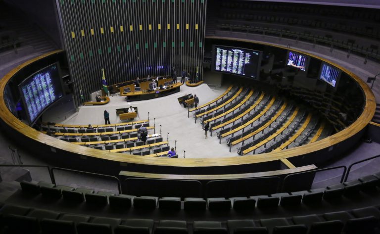 Plenário na Câmara reúne-se nesta terça-feira com 23 projetos em pauta - Notícias