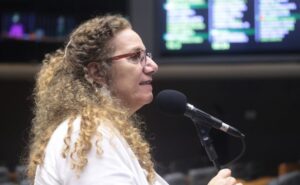 Sancionada lei que agrava pena em crime de violência contra a mulher com uso de IA - Notícias