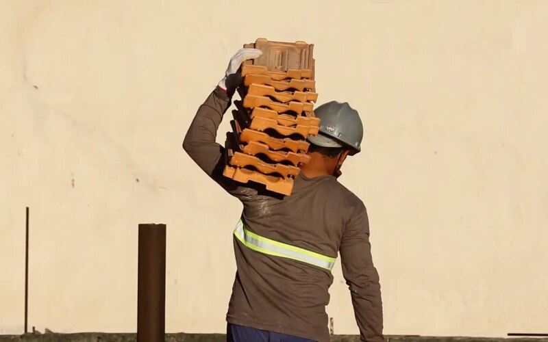 Salário na construção recua 22% em dez anos, diz IBGE