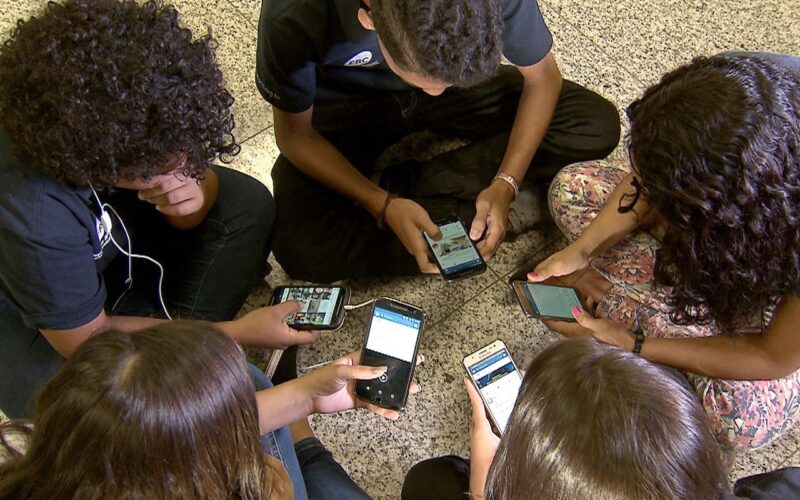 Adolescentes não têm apoio para lidar com redes sociais, diz pesquisa