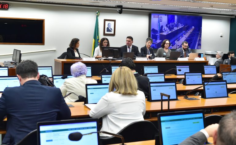 Alcançar metas do Plano Nacional de Educação exige mudanças estruturais, afirmam debatedores - Notícias