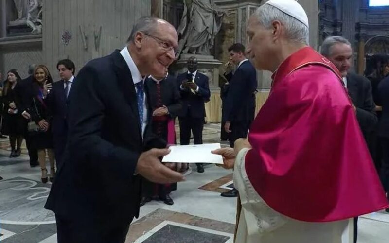 Alckmin entrega ao Papa convite para visitar o Brasil durante a COP30