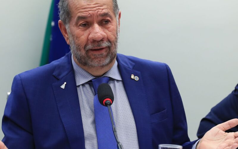 Após fraude no INSS, Lupi pede demissão do Ministério da Previdência