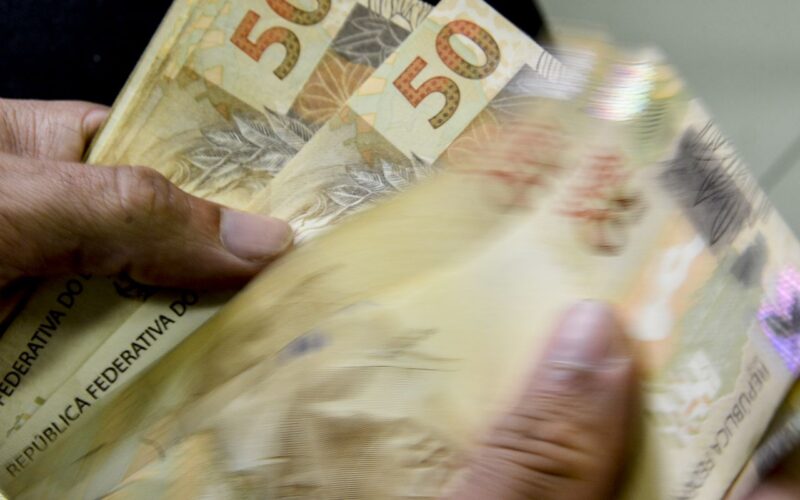 Aposentados do INSS que ganham mais que o mínimo começam a receber 13º
