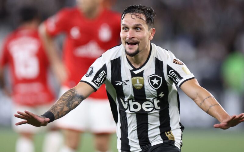 Artur marca golaço e Botafogo vence Estudiantes na Libertadores