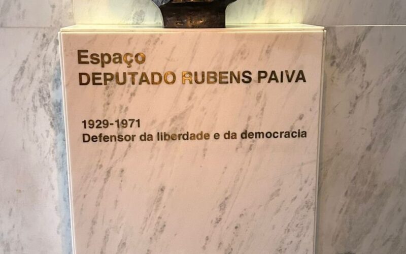 Ato contra PL da Anistia é realizado em frente a busto de Rubens Paiva