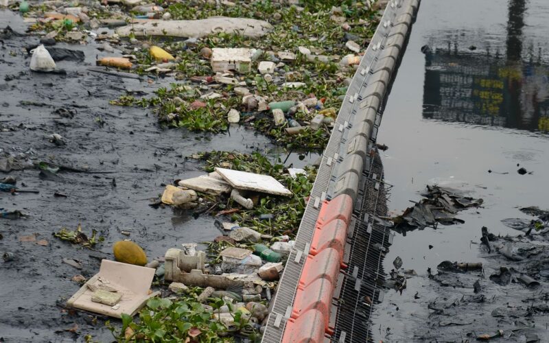 Baía de Guanabara recebe 3 milhões de litros de chorume por dia