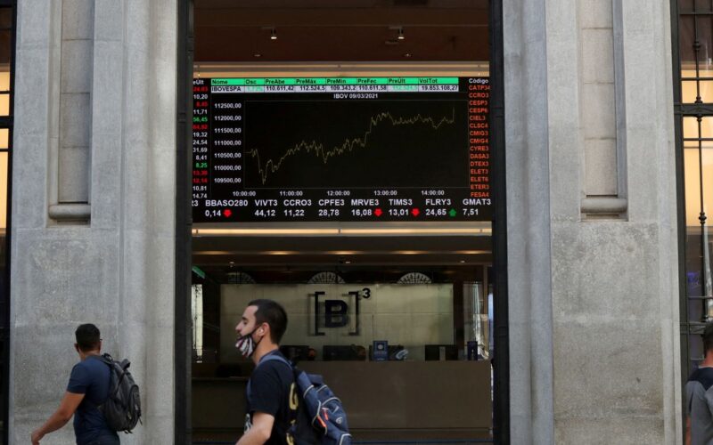 Bolsa aproxima-se de recorde com recuo de prévia da inflação