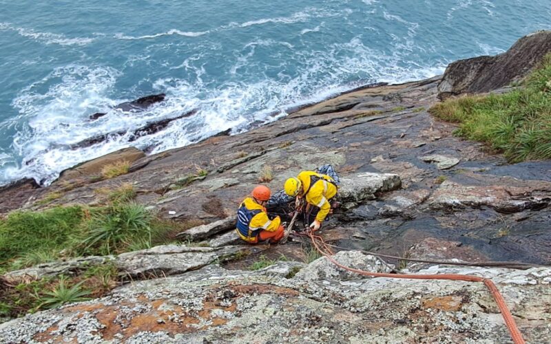Bombeiros militares resgatam corpo na praia da Lagoinha do Leste em Florianópolis