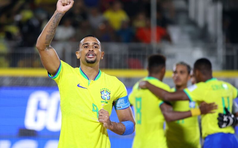 Brasil goleia Espanha e avança à semi do Mundial de futebol de areia