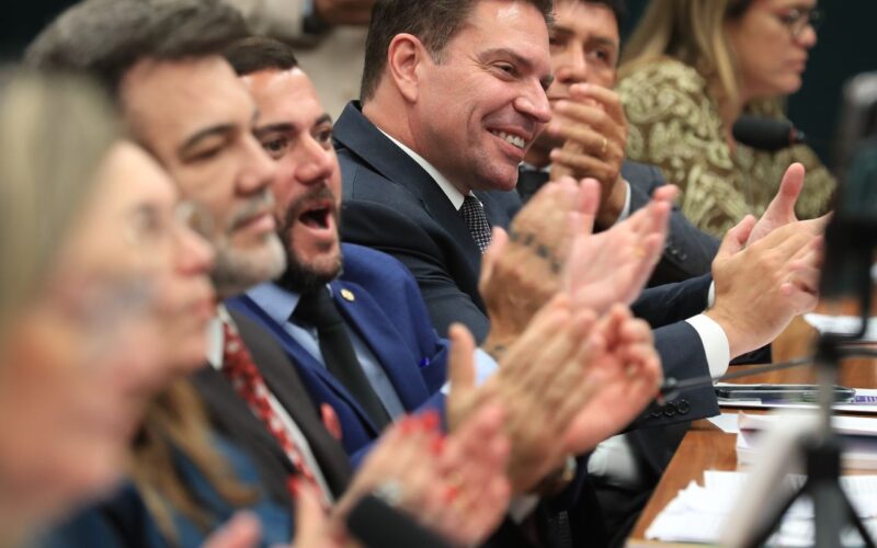 CCJ da Câmara aprova suspensão da ação contra Bolsonaro e Ramagem
