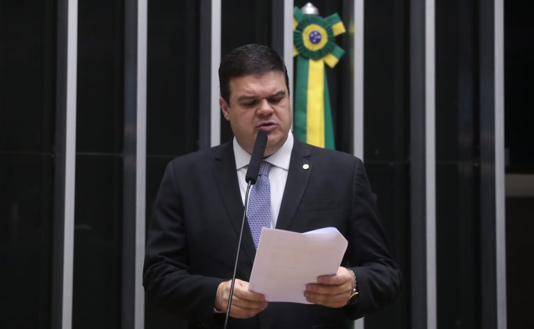 Câmara aprova projeto que aumenta pena de homicídio contra profissionais de saúde - Notícias