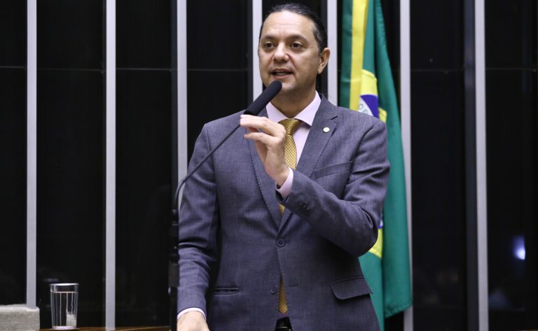 Câmara aprova projeto que exige botão de pânico em aplicativos de transporte - Notícias