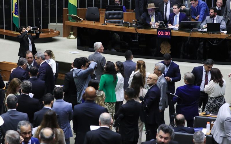 Câmara aprova projeto que reajusta salários de servidores públicos