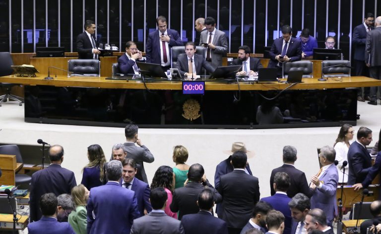 Câmara aprova suspensão de ação penal contra Delegado Ramagem relacionada a atos do 8 de janeiro - Notícias