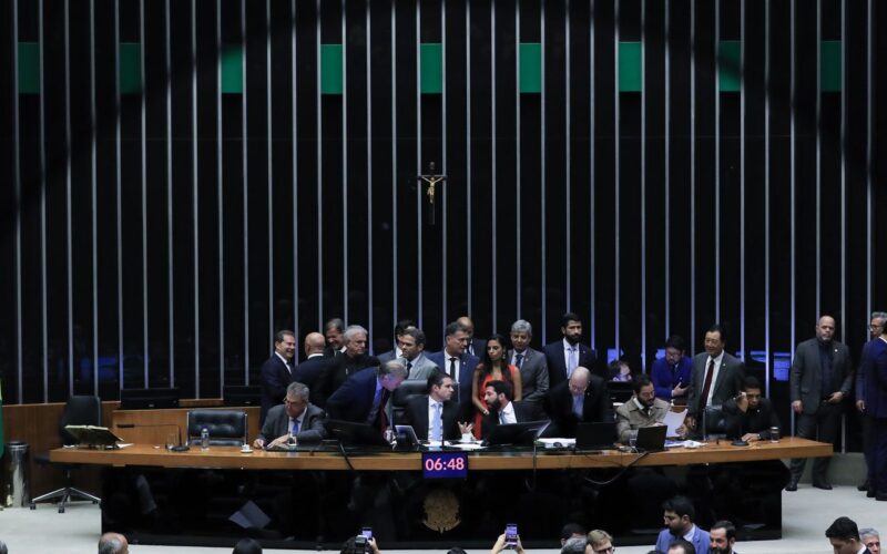 Câmara aprova urgência para PL que proíbe desconto automático no INSS