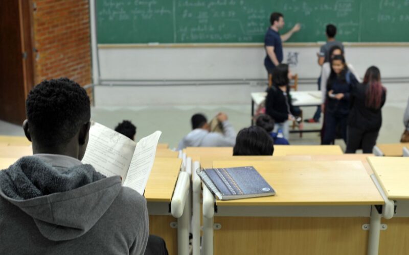 Campanha arrecada doações para bolsas destinadas a estudantes negros