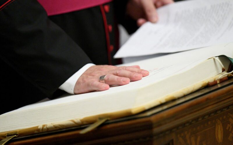 Cardeais entram em reclusão antes do conclave para eleger novo papa