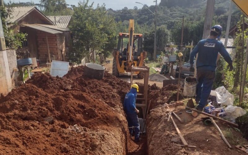 Casan instala rede de esgoto e amplia rede de água em Catanduvas