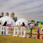 Chinelos descartados nas praias viram arte na Bienal do Lixo