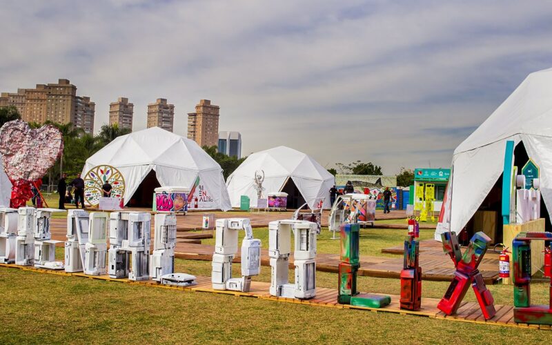 Chinelos descartados nas praias viram arte na Bienal do Lixo