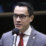 Comissão aprova uso de cordão de fita com desenho de tulipa para identificação de pessoas com Doença de Parkinson – Notícias