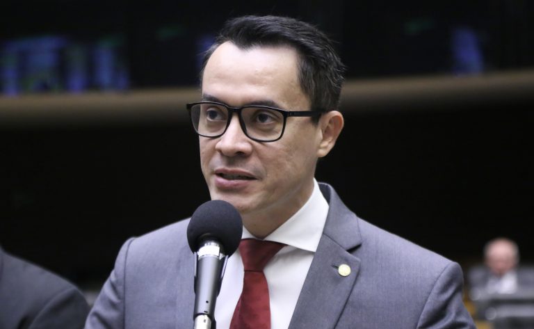 Comissão aprova uso de cordão de fita com desenho de tulipa para identificação de pessoas com Doença de Parkinson - Notícias