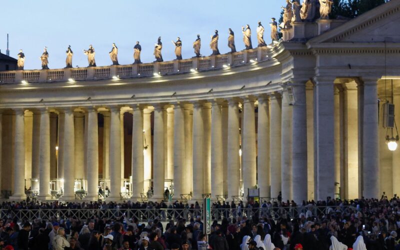 Conclave: Vaticano tem fumaça preta após nova votação do conclave