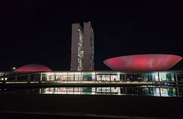 Congresso Nacional ganha iluminação bordô para alertar sobre a cefaleia - Notícias