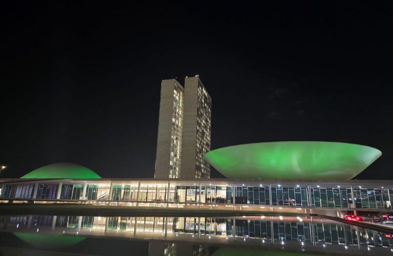 Congresso Nacional recebe iluminação verde para homenagear o Dia Nacional da Defensoria Pública - Notícias
