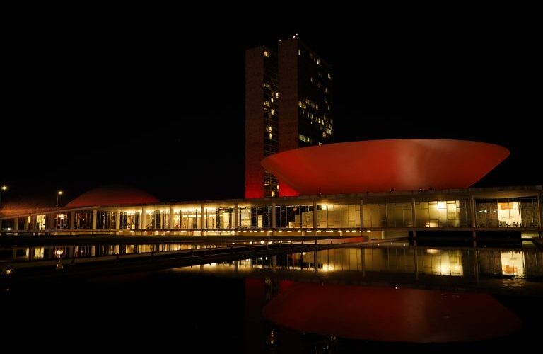 Congresso recebe iluminação vermelha em apoio ao Dia Internacional da Dignidade Menstrual - Notícias