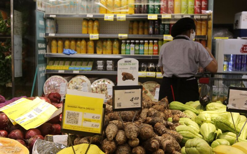Contratos de trabalho por hora em supermercados aumentam precarização