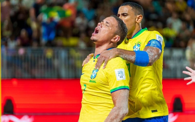 Copa do Mundo de beach soccer: Brasil goleia Omã por 11 a 1