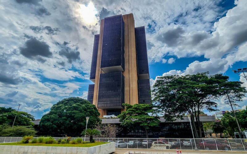 Copom eleva juros básicos da economia para 14,75% ao ano