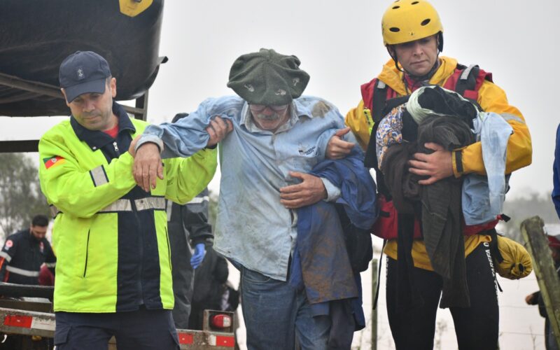 Corpo de Bombeiros Militar de SC recorda missão histórica no Rio Grande do Sul, um ano após maior tragédia climática do estado vizinho